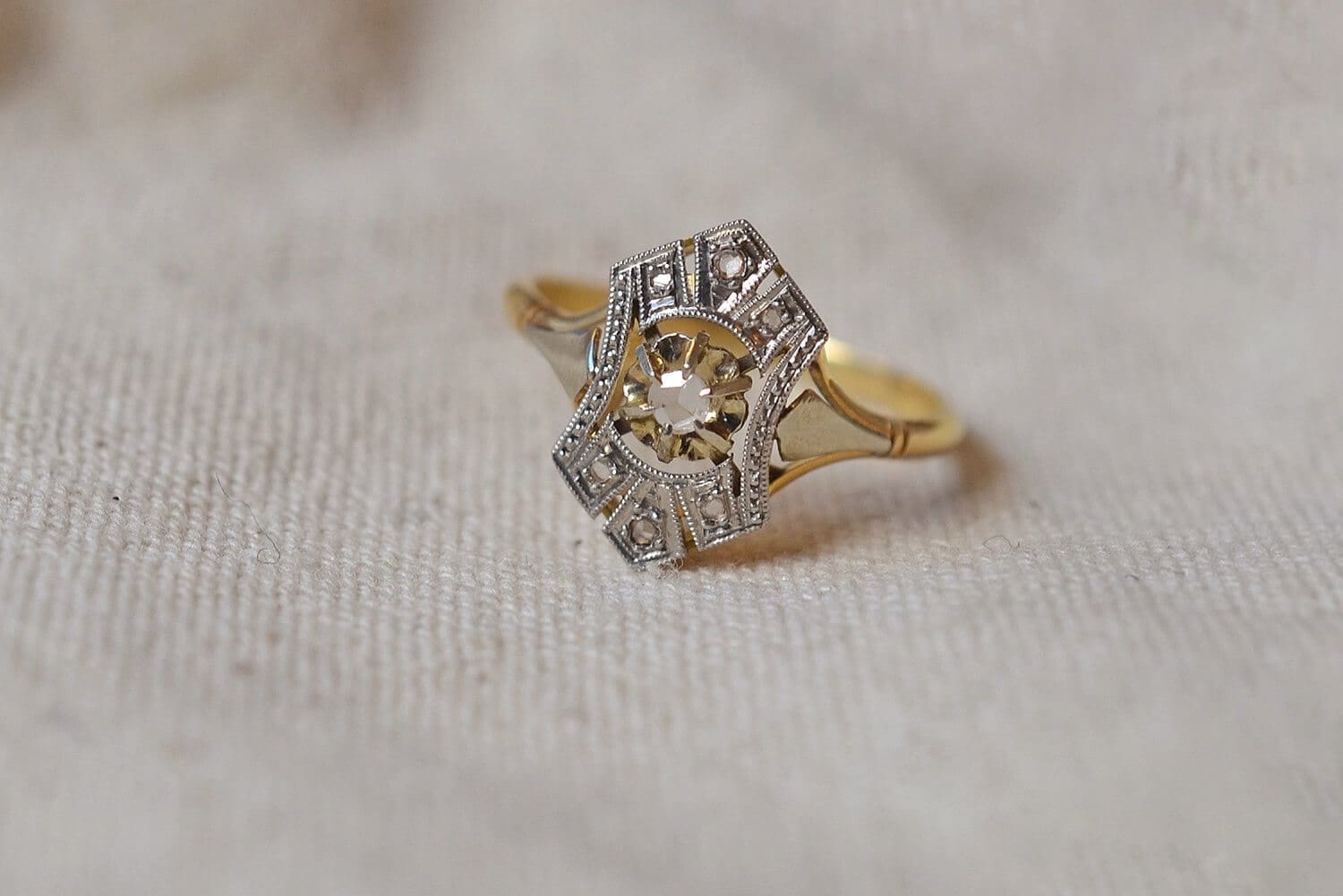 Bague Art Deco en Or deux tons sertie d une pierre blanche le plateau incruste de diamants - bague de fiancailles
