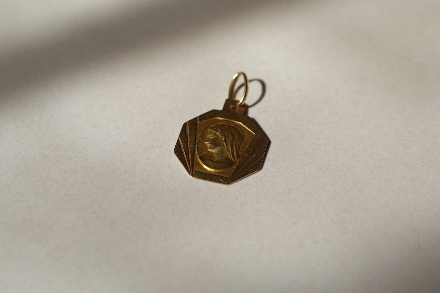 medaille-geometrique-profil-de-la-vierge_