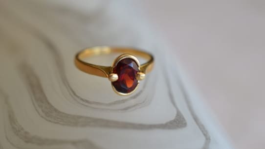 bague ancienne ornée d'un grenat , monture en Or jaune 18 carats - bague ancienne en or jaune