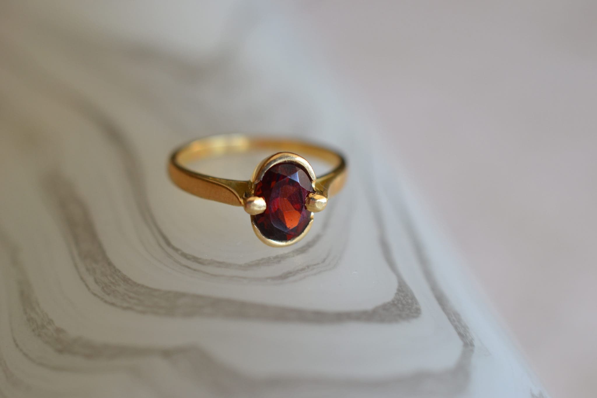 bague ancienne ornée d'un grenat , monture en Or jaune 18 carats - bague ancienne en or jaune