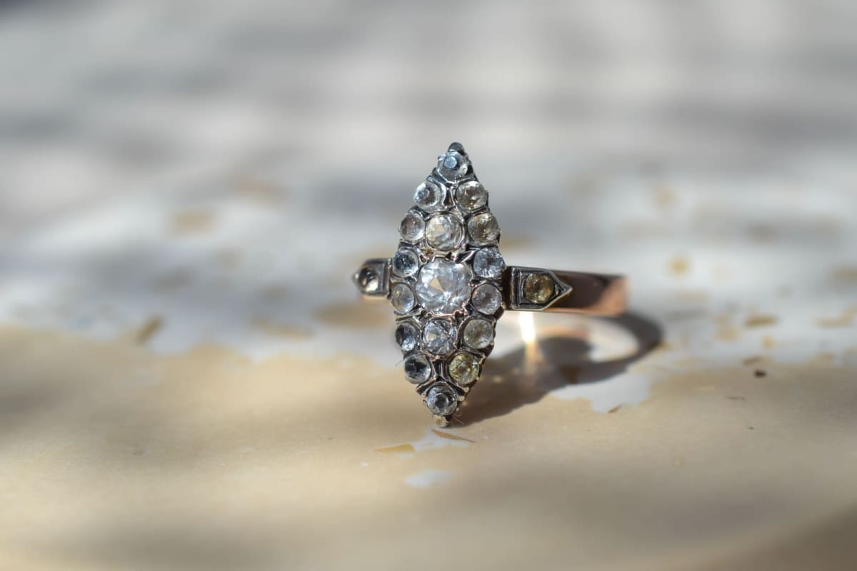 Bague Marquise en Or rose sertie de pierres blanches - bague ancienne