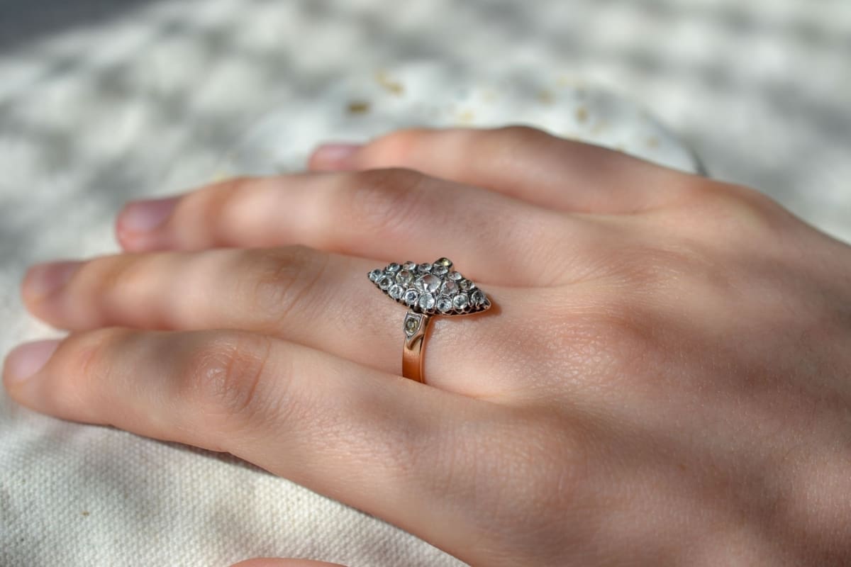 Bague Marquise en Or rose sertie de pierres blanches - bague mariage