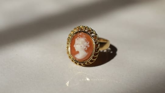 Bague en Or jaune ornee d un camee coquille sur une monture corde - bague retro
