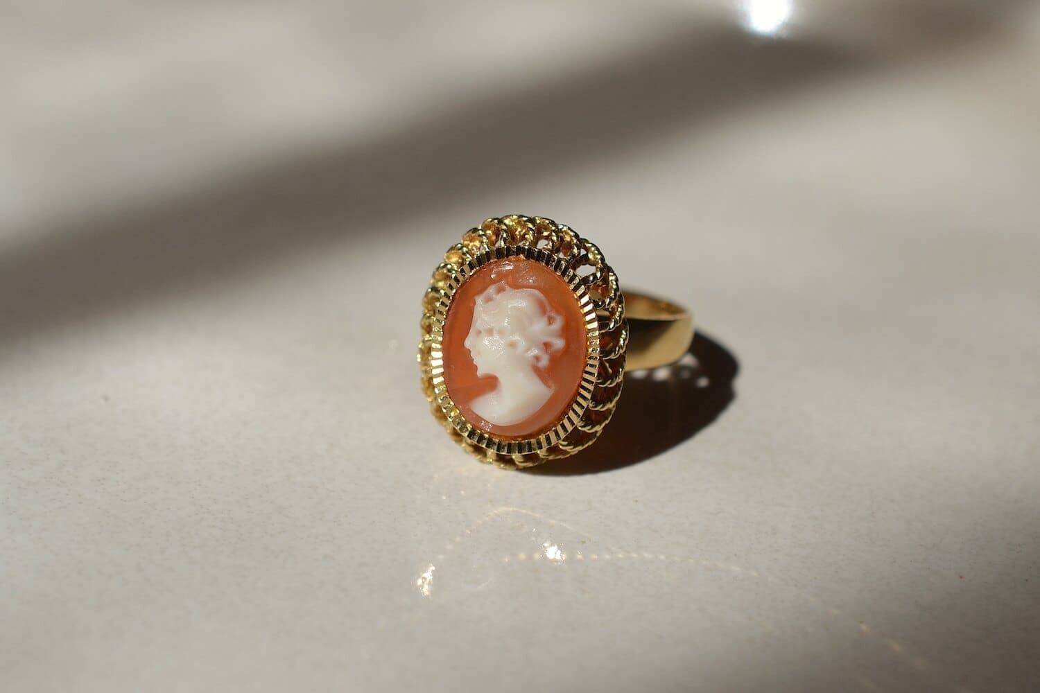 Bague en Or jaune ornee d un camee coquille sur une monture corde - bague retro