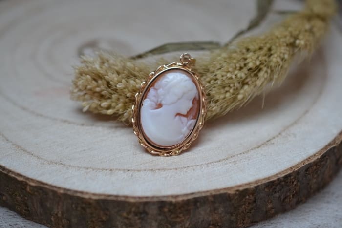 Pendentif en Or jaune rose serti d_un camee ovale - pendentif Vintage pour femme