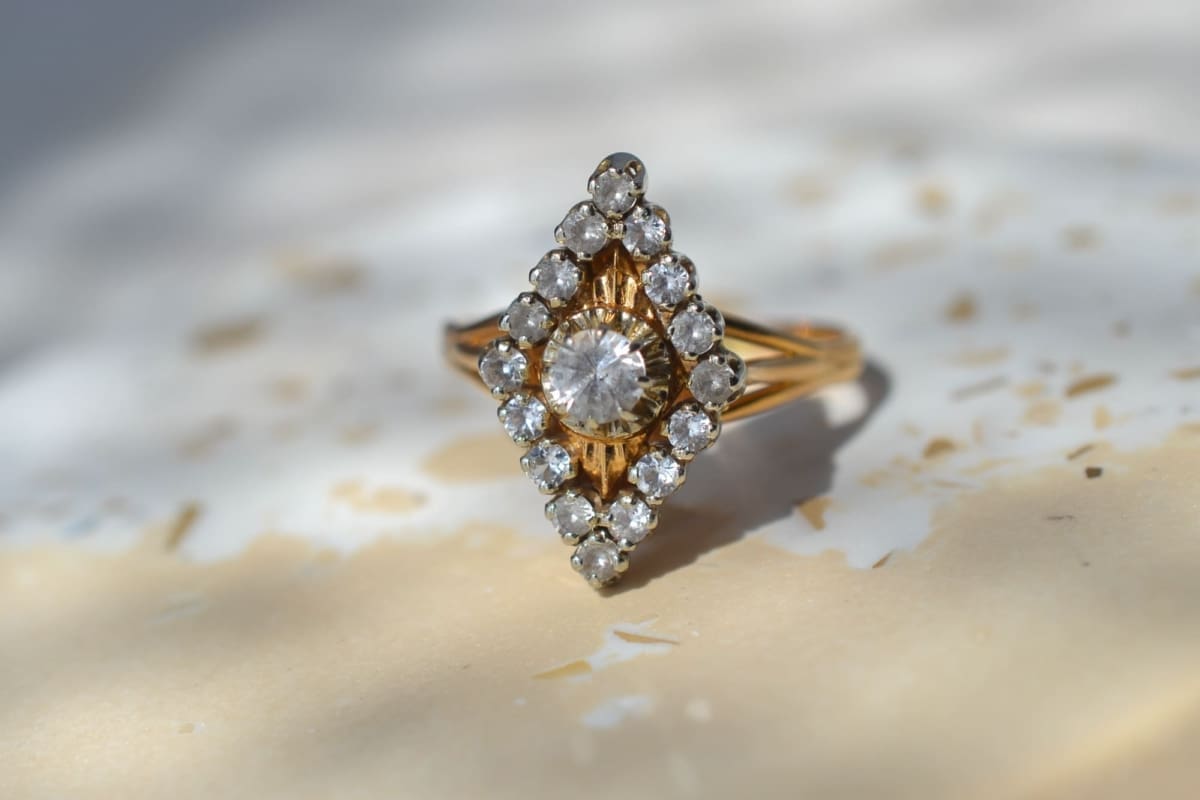 Bague losange en Or deux tons ornee de pierres blanches - bague ancienne