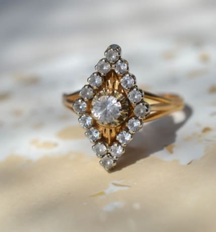 Bague losange en Or deux tons ornee de pierres blanches - bague ancienne