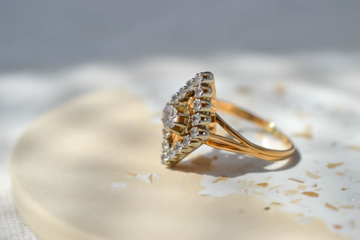 Bague losange en Or deux tons ornee de pierres blanches - bague vintage