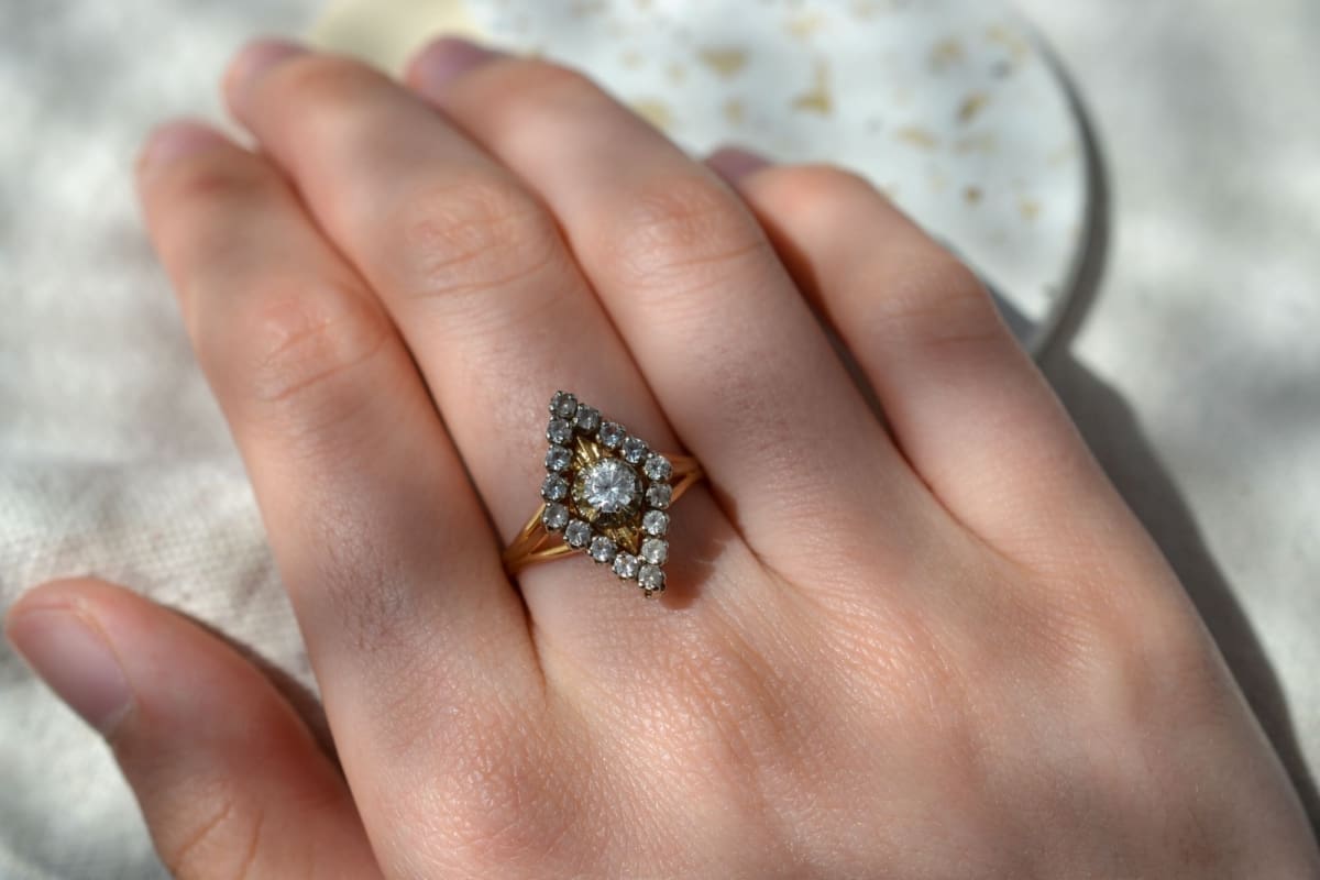 Bague losange en Or deux tons ornee de pierres blanches - bague mariage
