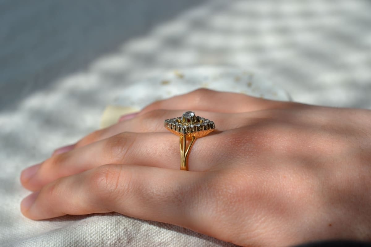 Bague losange en Or deux tons ornee de pierres blanches - bague de fiancailles