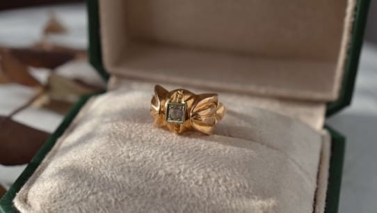 Bague Tank pont en Or jaune des annees 50 ornee d une pierre blanche - bague d occasion