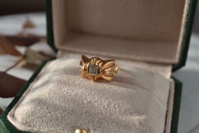 Bague Tank pont en Or jaune des annees 50 ornee d une pierre blanche - bague d occasion