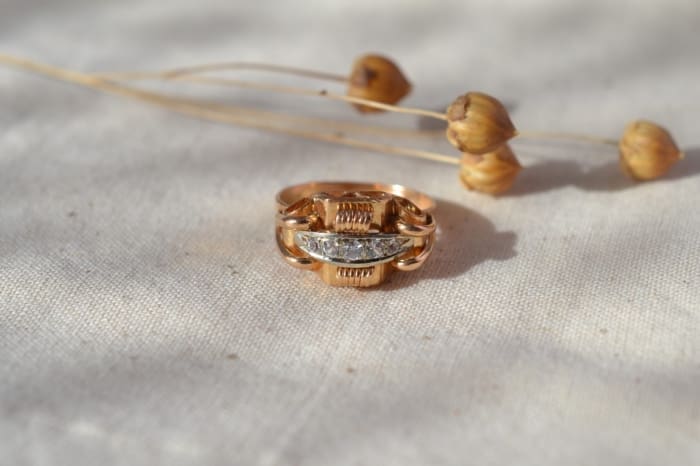 Bague epaisse style Tank en Or jaune sertie de pierres blanches - bague retro