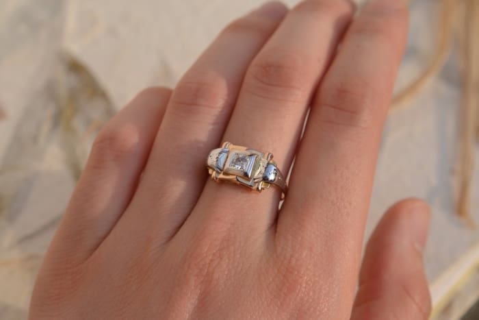 Bague style Tank en Or deux tons sertie d une pierre blanche - bague vintage