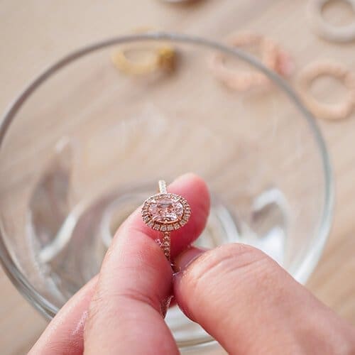 nettoyer les bijoux en or avec de l'eau savonneuse