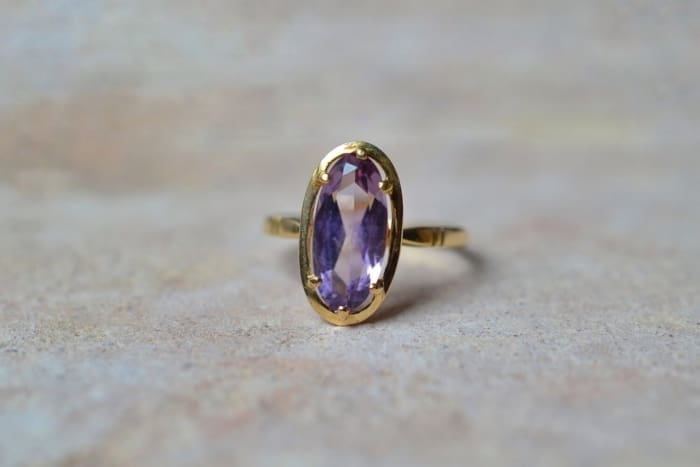 Bague de petit doigt en Or jaune centree d une amethyste ovale - bague retro