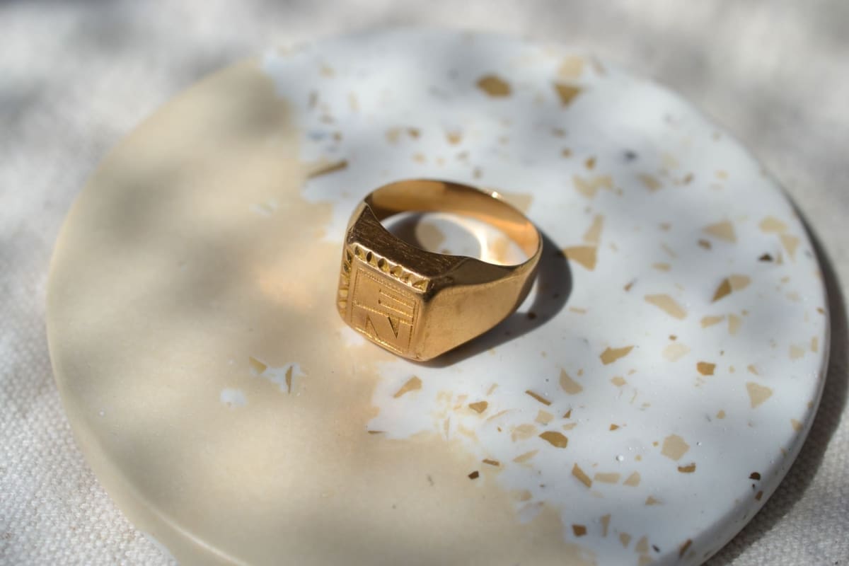 Chevaliere en Or jaune monogrammee EN - bague vintage