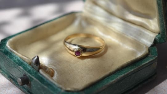 Bague Jonc Anglais en Or jaune sertie d un rubis - bague de seconde main