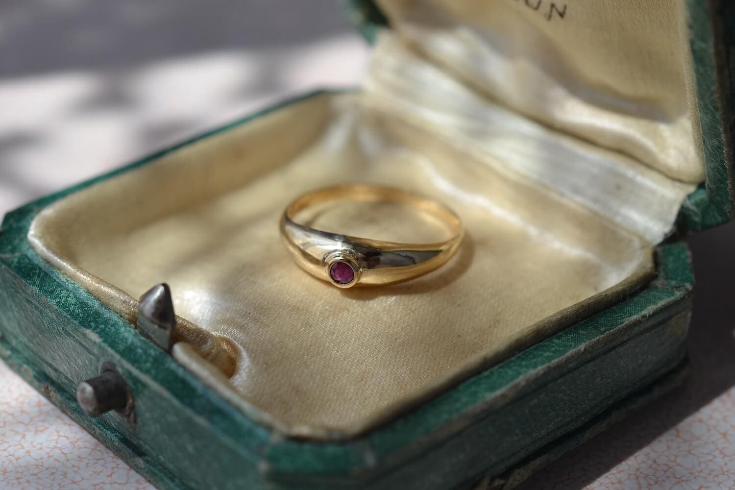 Bague Jonc Anglais en Or jaune sertie d un rubis - bague de seconde main
