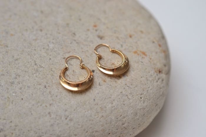 Paire de creoles en Or jaune decorees d un fil perle - boucles d oreilles anciennes