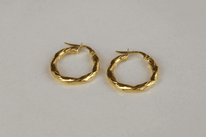 Paire de creoles torsadees en Or jaune - boucles d oreilles anciennes