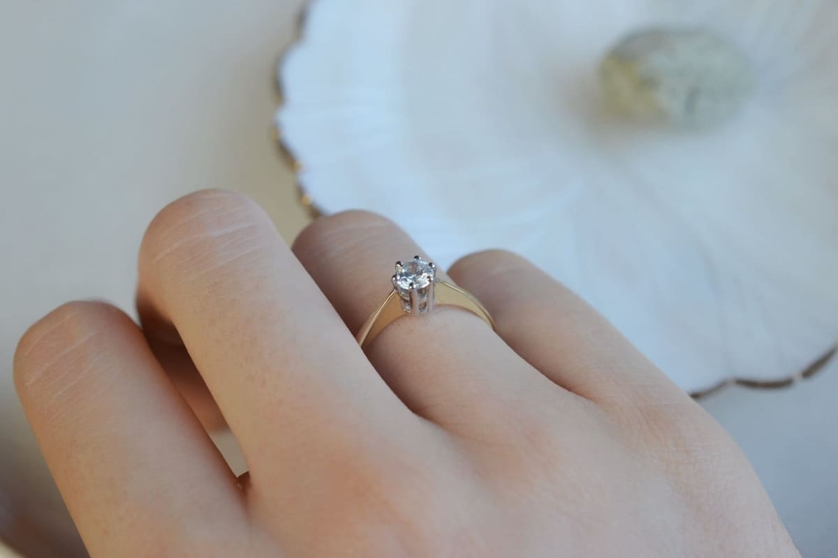 Bague Solitaire en Or jaune sertie d une pierre blanche - bague ancienne
