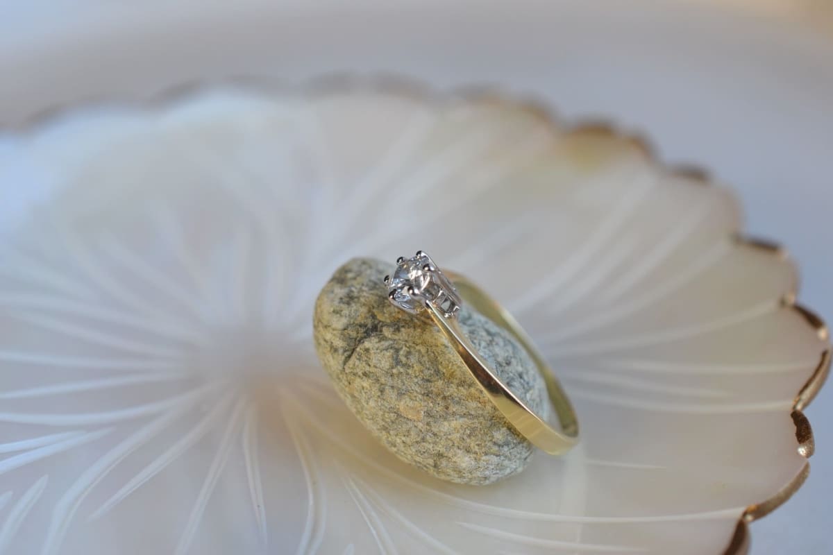 Bague Solitaire en Or jaune sertie d une pierre blanche - bague de fiancailles