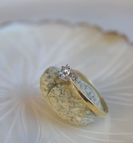 Bague Solitaire en Or jaune sertie d une pierre blanche - bague de fiancailles