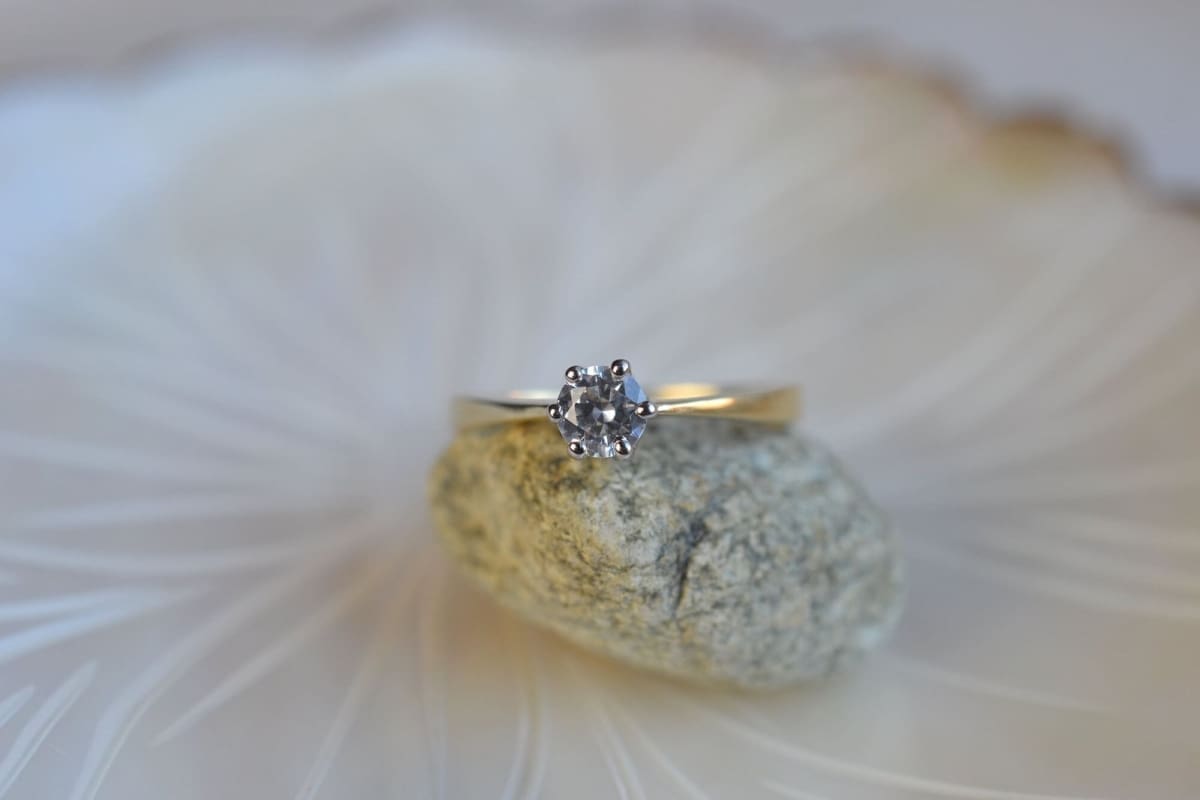 Bague Solitaire en Or jaune sertie d une pierre blanche - bague de seconde main
