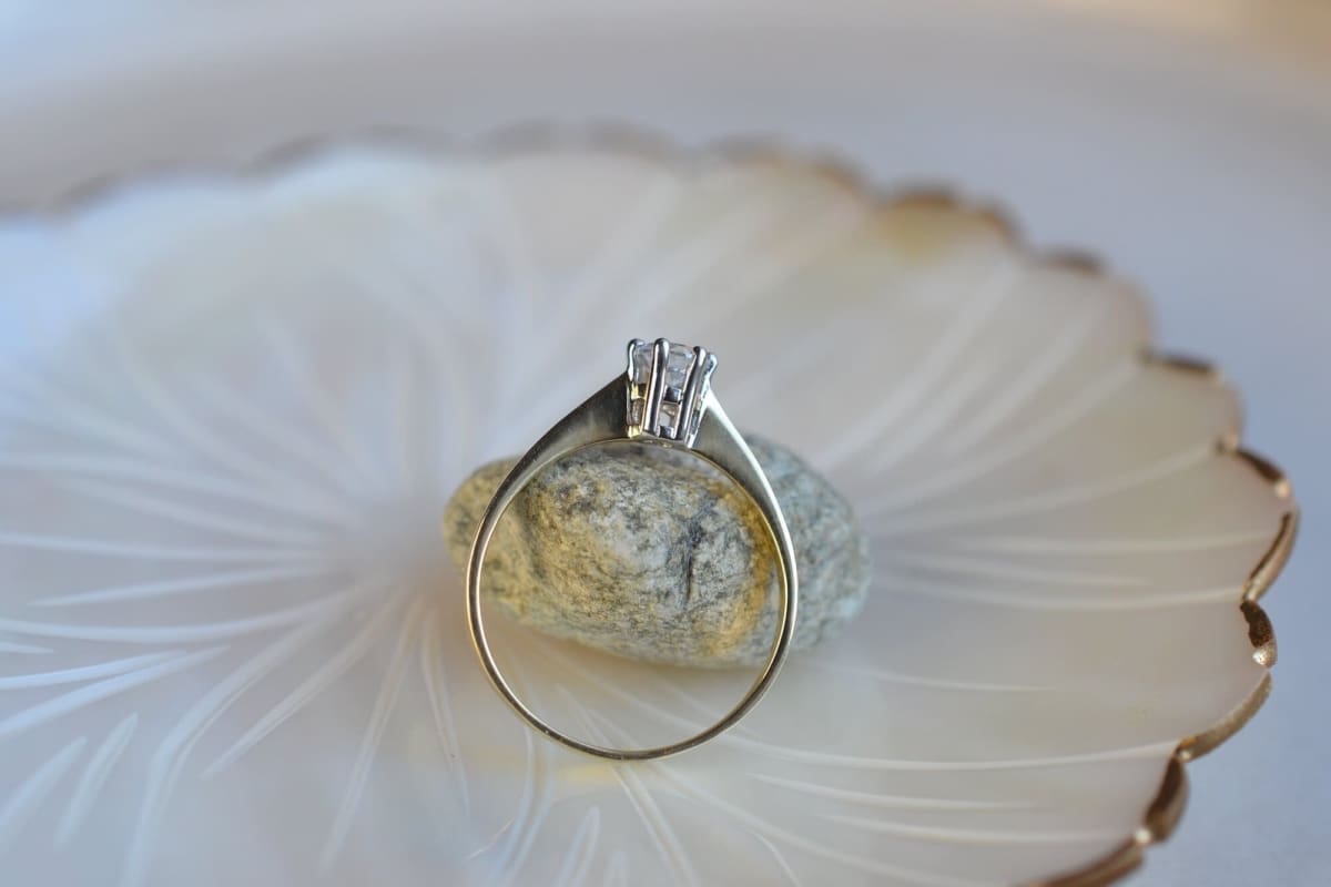 Bague Solitaire en Or jaune sertie d une pierre blanche - bague eco responsable