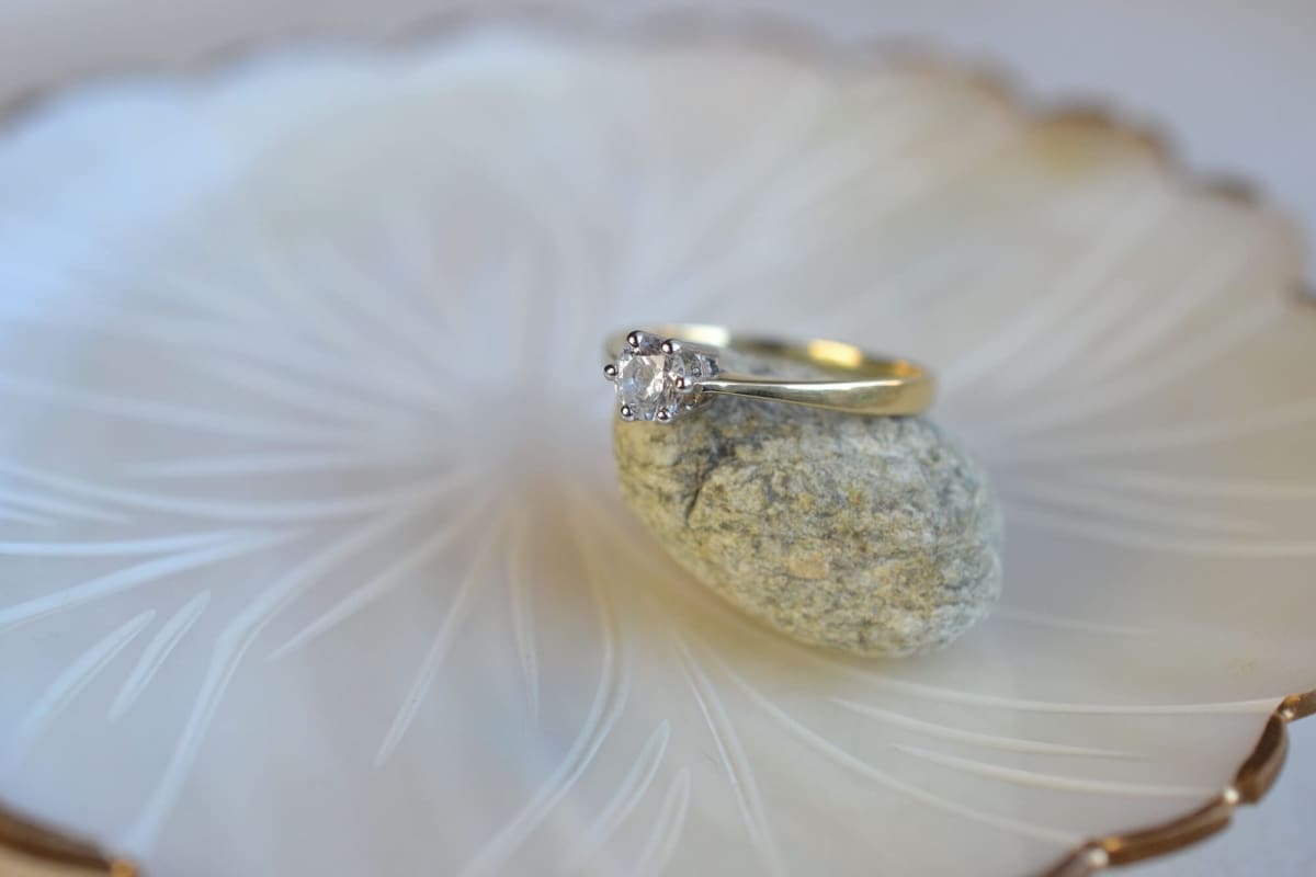 Bague Solitaire en Or jaune sertie d une pierre blanche - bague femme