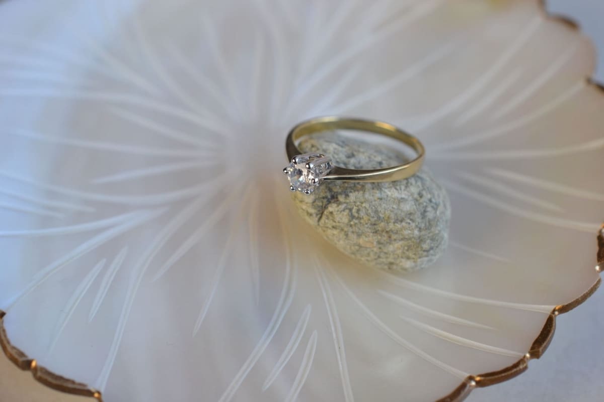 Bague Solitaire en Or jaune sertie d une pierre blanche - bague retro