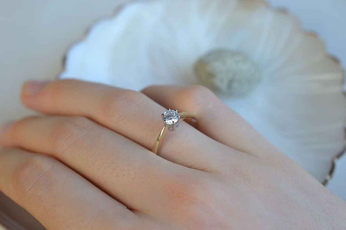 Bague Solitaire en Or jaune sertie d une pierre blanche - bague vintage