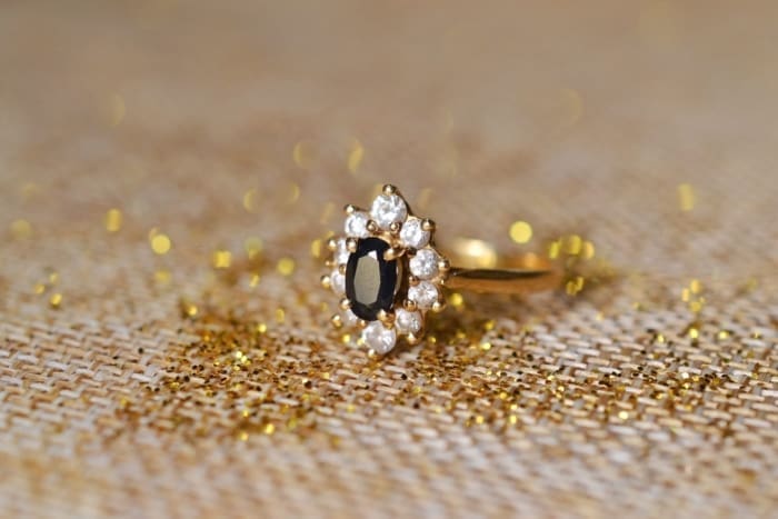 Bague Marguerite en Or jaune sertie d un saphir dans un entourage d oxydes - bague femme