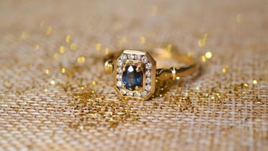 Bague octogonale en Or jaune sertie d un saphir dans un entourage de diamants - bague retro