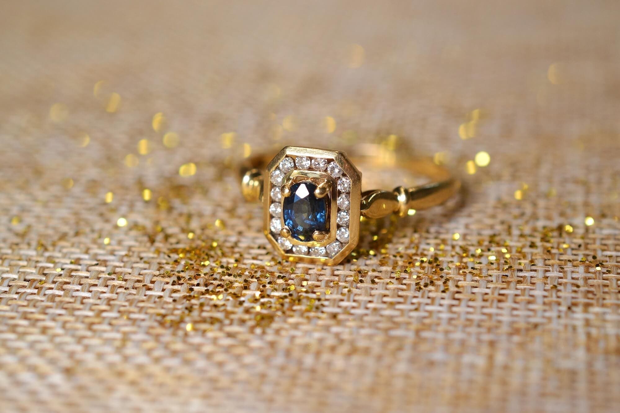 Bague octogonale en Or jaune sertie d un saphir dans un entourage de diamants - bague retro