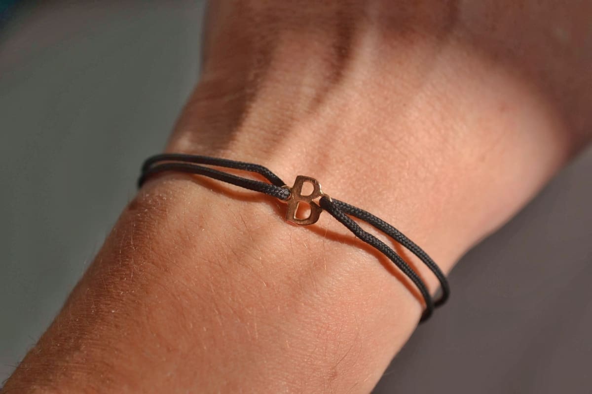 bracelet lettre en or recycle - bracelet unisexe