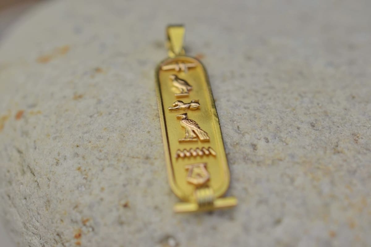 Pendentif Cartouche Hieroglyphes en Or jaune 9 carats - pendentif ancien