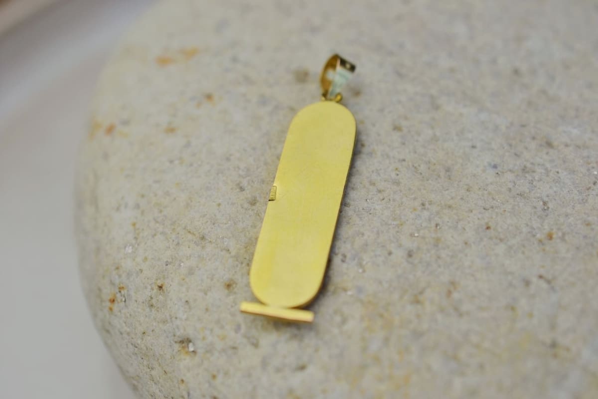 Pendentif Cartouche Hieroglyphes en Or jaune 9 carats - pendentif de seconde main