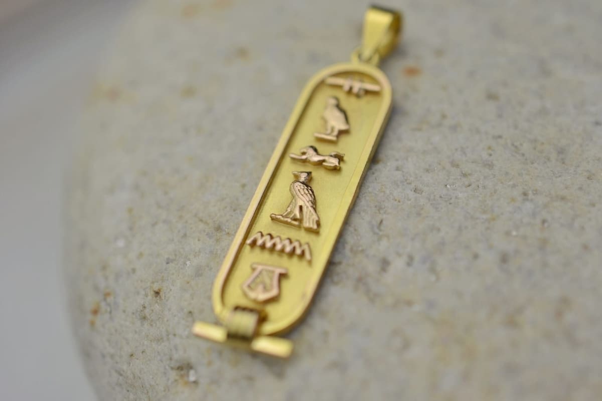 Pendentif Cartouche Hieroglyphes en Or jaune 9 carats - pendentif eco responsable