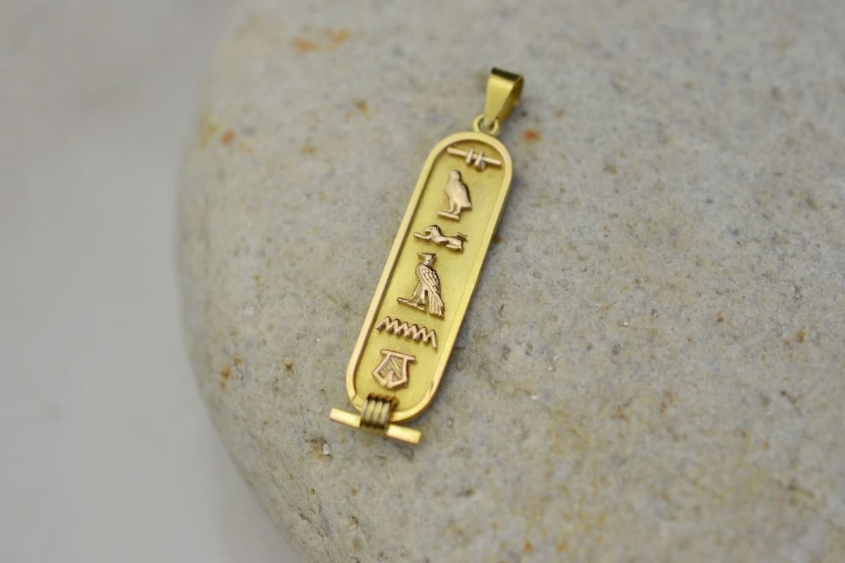 Pendentif Cartouche Hieroglyphes en Or jaune 9 carats - pendentif femme