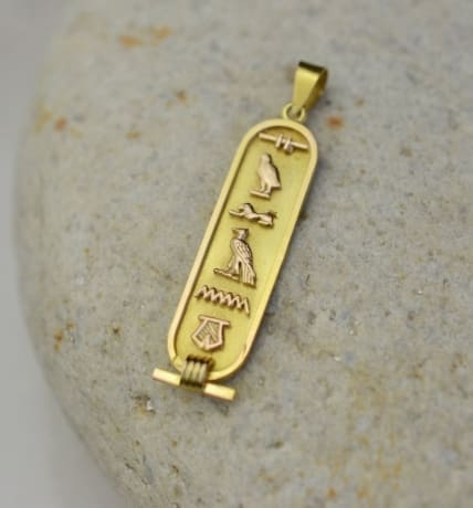 Pendentif Cartouche Hieroglyphes en Or jaune 9 carats - pendentif femme
