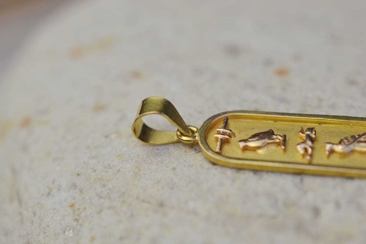Pendentif Cartouche Hieroglyphes en Or jaune 9 carats - pendentif vintage