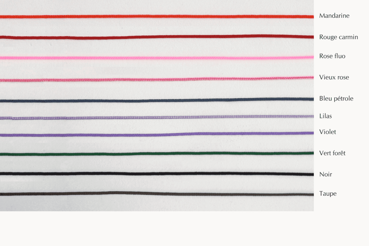 bracelet lettre et pastille gravee en or recycle - couleurs des cordons