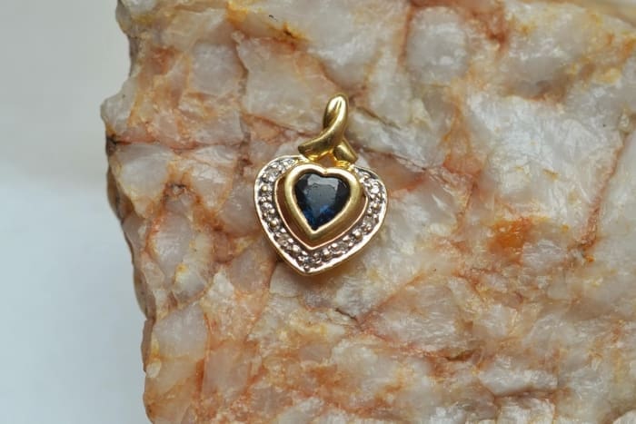 Cadeau anniversaire mariage : Pendentif Coeur ancien en Or deux tons saphir