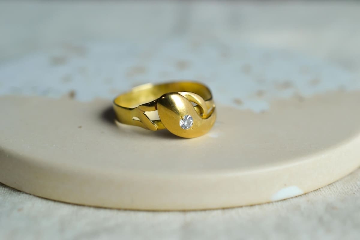 Bague serpent en Or jaune ornee d un diamant de taille ancienne en serti clos - bague ancienne