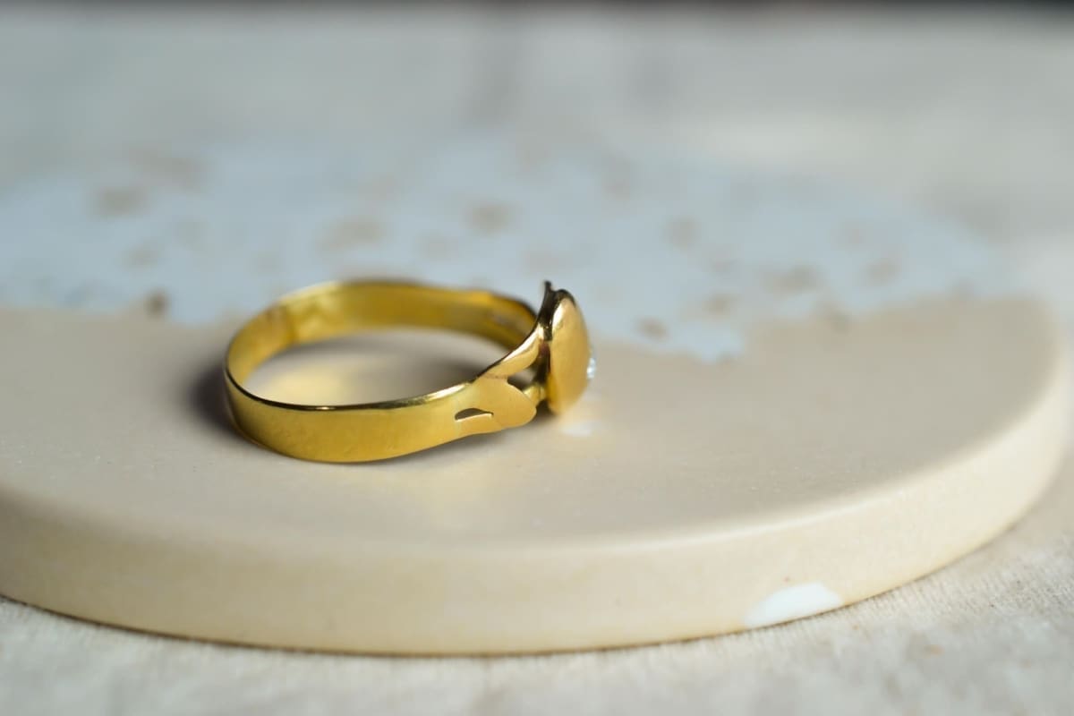 Bague serpent en Or jaune ornee d un diamant de taille ancienne en serti clos - bague vintage