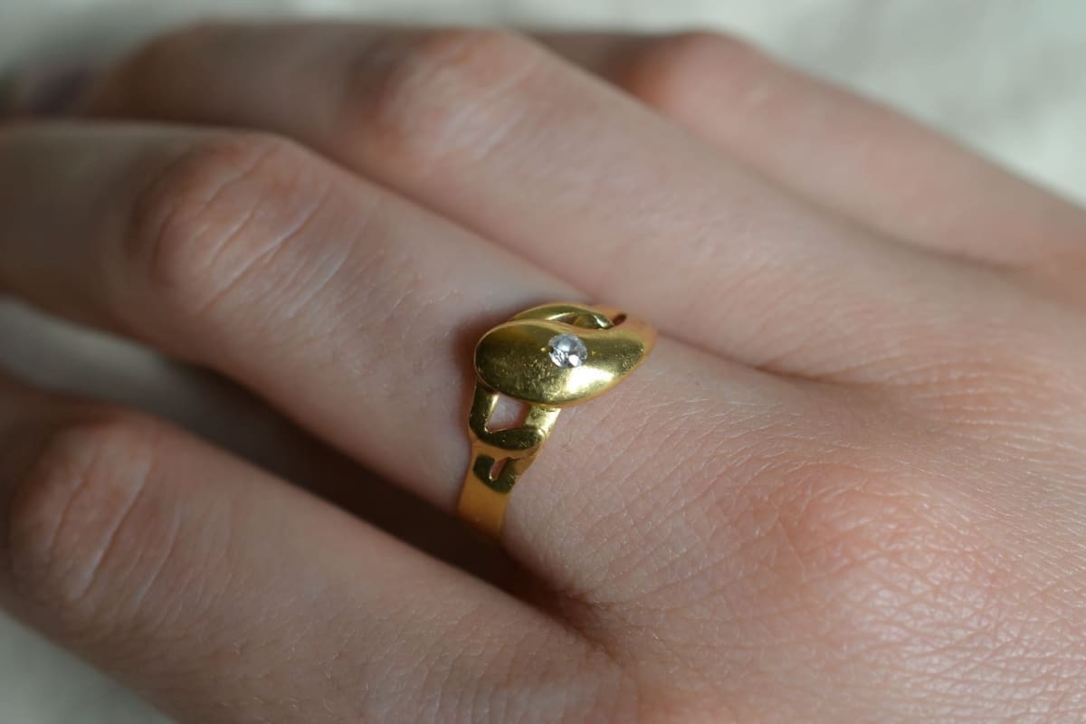 Bague serpent en Or jaune ornee d un diamant de taille ancienne en serti clos - bague cadeau femme