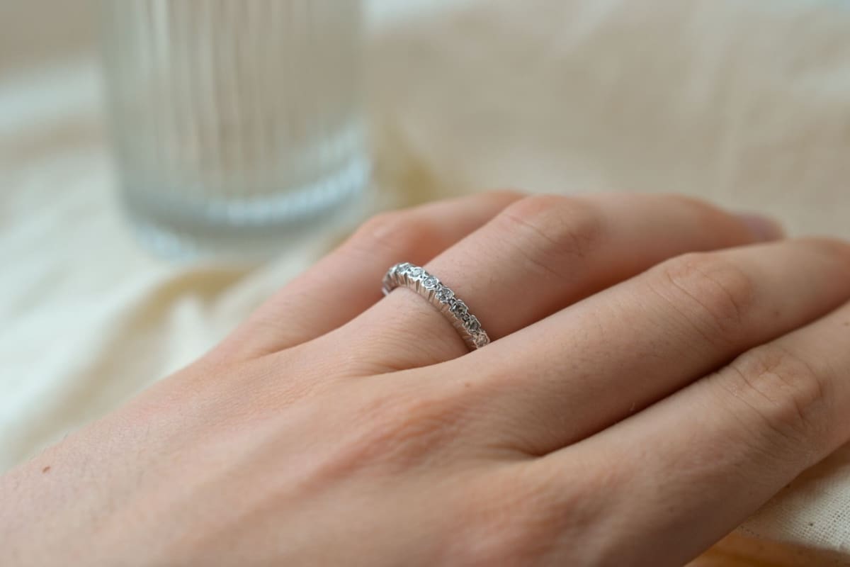 Alliance americaine en Or blanc sertie de diamants - bague de seconde main