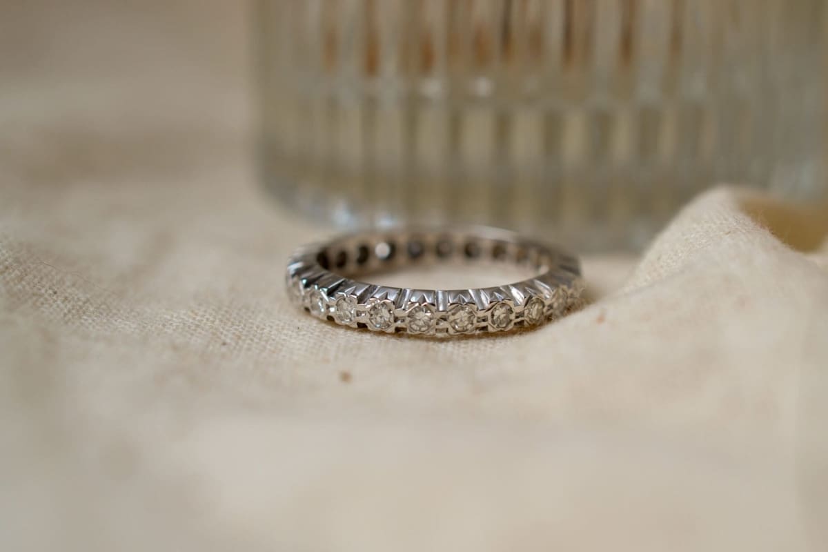 Alliance americaine en Or blanc sertie de diamants - bague femme